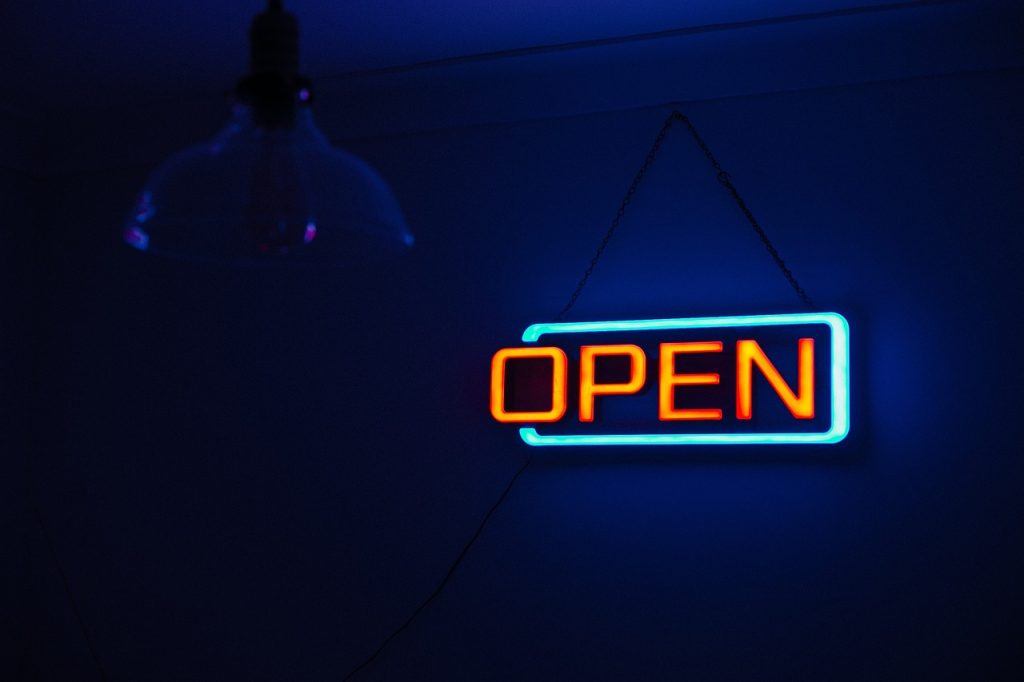 découvrez l'univers captivant des enseignes au néon, alliant art et technologie pour illuminer vos espaces. parfaites pour les commerces, événements ou la décoration intérieure, nos enseignes au néon ajoutent une touche unique et moderne à tout environnement.