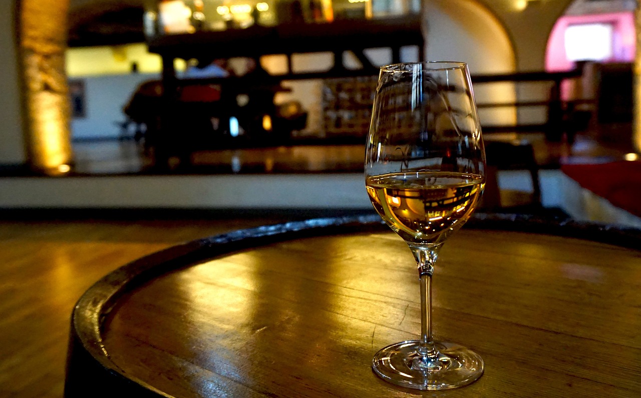 découvrez l'art de la dégustation de vin avec notre guide complet. apprenez à apprécier les arômes et les saveurs, à choisir les bons accords mets-vins et à explorer des cépages du monde entier. que vous soyez novice ou expert, plongez dans l'univers fascinant du vin et éveillez vos sens.